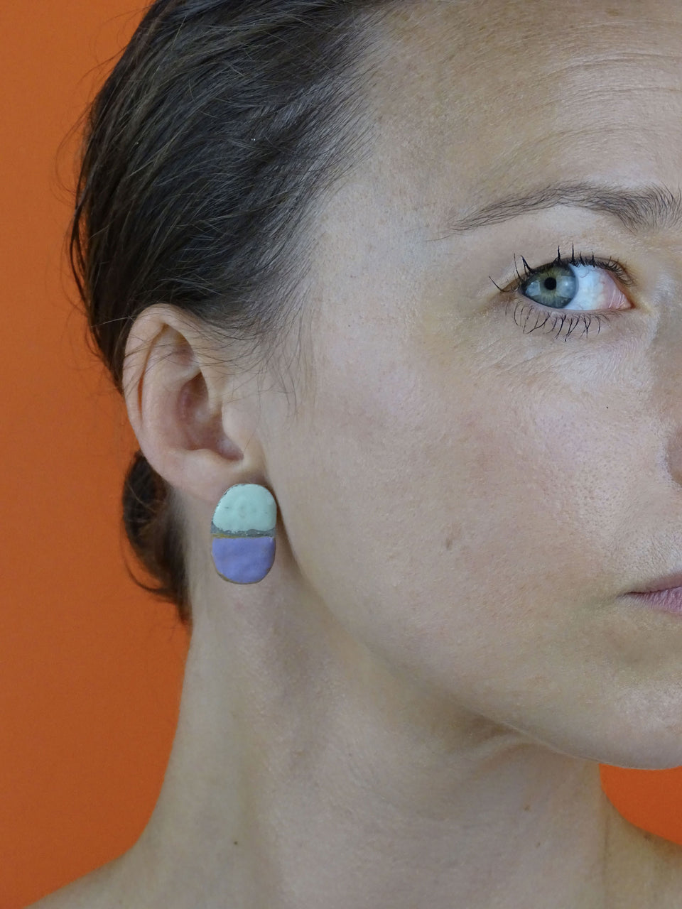 Boucles d'oreilles asymétriques en argent émaillé dans les tons de vert et violine