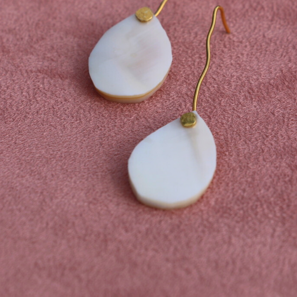 Gota: boucles d'oreilles en argent éthique et nacre