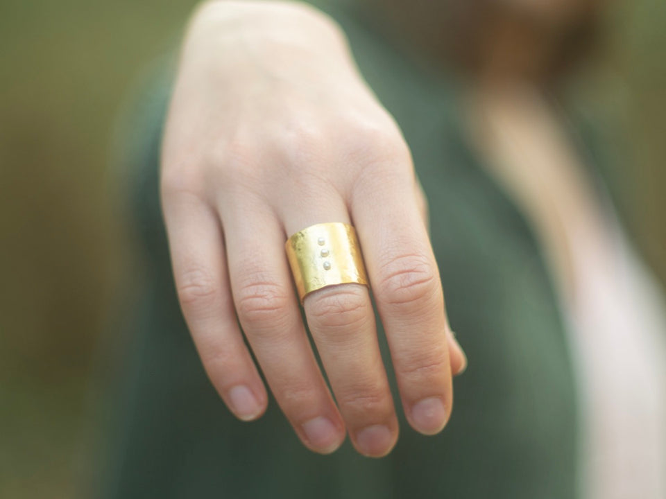 Bague et trio de perles fines