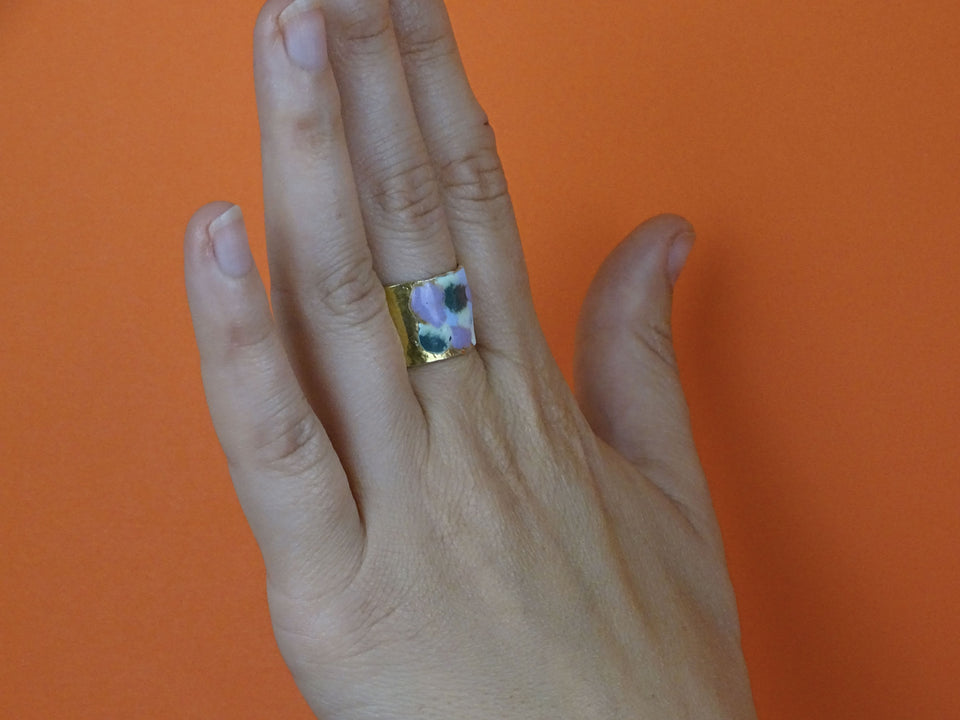 Bague large en argent doré émaillée à chaud. Elle est fabriquée à la main à l'atelier à Bordeaux, en argent éthique