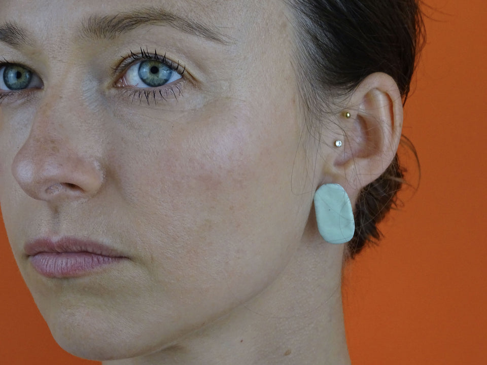 Boucles d'oreilles asymétriques en argent émaillé dans les tons de vert et violine